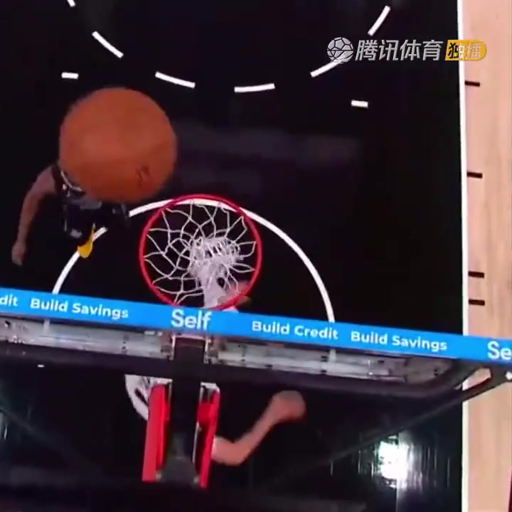 罕見一幕！努爾基奇拋投 球神奇停在籃板上沿 看呆凱爾登?。ㄅ瑺柣婕\）